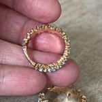 FLOWER BAND RINGS (2) gold color metal and rhinestone flowers size 8 Photo 7