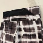 Nike DriFit Running TwistyPrint Athletic Crop Leggings Womens Medium Black/White Photo 6