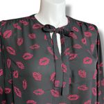 Torrid Womens Blouse Top Shirt Pullover Tie Collar Lip Print Black Pink Size 1 Photo 1