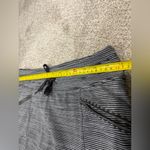 Athleta  Modern Metro Grey Stretch Striped Golf Tennis Skirt Skort Women's S Photo 4