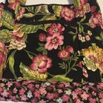 BLACK QUILTED FLORAL TOTE BAG
BUTTON EMBELLISHMENT CLOSURE
EXCELLENT CONDITION Photo 4