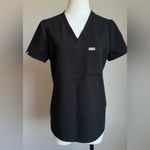 FIGS  Catarina One Pocket Scrub Black Size XS Short Sleeve V-Neck Top FW1000 Photo 2