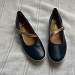 Clarks  Helina Amo Mary Jane flat in navy blue leather with a gold-tone strap. Photo 10