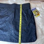 Orvis  Embossed Pull-On Travel Skort Black Rose Embossed Print Size Small Photo 6