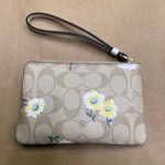 Coach Corner Zip Wristlet In Signature Canvas With Daisy Print c3360 Photo 1