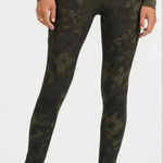 Vuori  Stride 7/8 Pocket Leggings in Oregano Green Camo Women’s size Small​ Photo 0