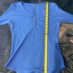 Columbia  Blue Ruched Long Sleeve Blouse V Neck 1/4 Button Light SZ S Petite Y2K Photo 9