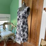 Papillon Blanc Textured Floral Sleeveless Knee Length Career Dress Photo 3