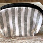 Victoria's Secret 💋💄Victoria’s Secret Cosmetic Bag💄💋 NWOT Photo 4