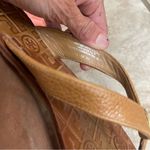 Tory Burch 8 Women Brown Tumbled Leather Gold Disc Logo Thong Sandals Flats Photo 5
