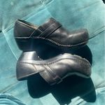 Dansko  Women's Size 37 Solstice Clog Black Leather Strap Button Heels Photo 3