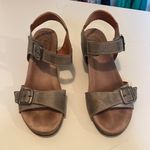 Taos Size 9 beige sandals Tan Photo 1