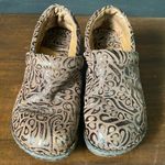 Born concept B O C  WOMEN'S sz PEGGY CLOG BROWN TOOLED LEATHER SLIP ON Photo 0