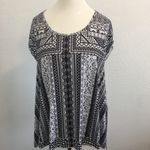 One World Women’s Scoop Neck black/white printed Shark bite hem top size Small Photo 2
