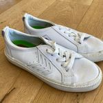 Cariuma Catiba Low Cut Sneakers in White Leather Size 7 Photo 0
