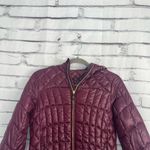 Steve Madden Quilted Puffer Jacket Women’s S Burgundy Hooded Zip Coat Gold Trim Photo 5