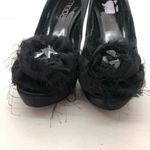 Moda Spana  black heel pump with 3D rose appliqué Photo 2