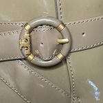 Tory Burch 8 2.5in block heel patent leather Moss Green bootie w/gold accents Photo 2