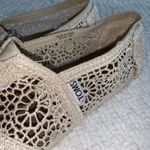 Toms Ivory Lace Slip On Shoes Size 8 Like New Photo 2