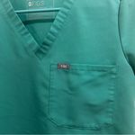 FIGS Technical Collection Teal V-Neck Short Sleeve Scrubs Shirt Women’s Size XS Photo 2