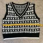 New Black/White V Photo 4