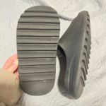 Adidas Onyx Yeezy Slides Photo 2