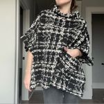 Coco + Carmen  Poncho One Size  Black and White Textured Knit Shortsleeved pocket Photo 1