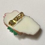 Hallmark Cards HMK Christmas White Kitty Cat In Basket Holiday Brooch Pin Photo 3