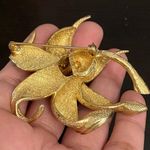 Vintage Unsigned Brushed Gold 3D Flower Brooch Photo 4