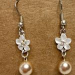 Hand Crafted Women’s Hibiscus and Fresh Water Pearl Dangle Pierced Earrings NEW Photo 1