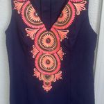 Lilly Pulitzer  Size 0 Gabby Shift Cotton Dress True Navy Dress Pink Embroidery  Gabby is the #Resort365 party dress you'll want to wear all season long. This solid dress is designed from the fit you love with the Janice dress with an updated feel. Basically it's a flattering dress with gorgeous prints and details - love. You've got the hook-up: built-in lingerie snaps make this dress bra-friendly. A girl need options: Enjoy an extra 1-3/4 inches of hem flexibility with this style. Wear as-is or let it out for some extra length. Photo 5