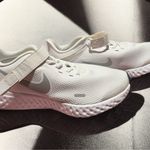 Nike Revolution 5 FlyEase Running Shoes White Women’s 7 Velcro Zip CJ9885-102 Photo 1