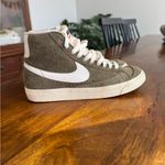 Nike Women’s  Mid ‘77 Blazer High Top Size 7 Olive Green Holiday Gift Shoe Photo 2