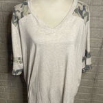 Chic Soul NWOT Chic‎ Soul Womens Light Grey Camo Sleeve Oversized Tee Size 3XL Photo 0