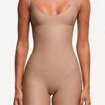SKIMS NWT  UNLINED PLUNGED MID THIGH BODYSUIT SIENNA - M Photo 0