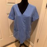 FIGS   Casma Three-Pocket Scrub Top Ciel Blue Short Sleeve scrub size LARGE Photo 1