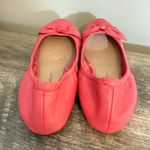 Isaac Mizrahi  Coral Pink Ballet Flats Women’s Size 8.5 Bow Detail Photo 4