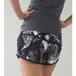 Lululemon  Tracker Short III *4-way Stretch Black Beige Pattern size 4 Photo 2