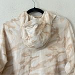 Vuori Beach Hoodie in Bisque Camo Size Small Photo 7