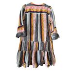 AP NY Printed V Photo 1