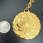 Trifari Vintage  Gold-tone Large Medallion Chrysanthemum Flower Pendant Necklace Photo 2
