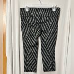 GapFit gFast Grey Multi Stripe Spacedye Jacquard Capri Size Medium Photo 4