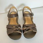 Clarks Un Vasha Sandal Bronze Leather Strappy Velcro Adjustable Fit Size 7 Photo 2