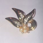 Angel Brand Elegant Vintage Gold Tone and Faux Pearl Floral Brooch Photo 2