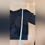 Cropped long sleeve black athletic top MEASUREMENTS Size undefined Photo 2