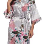 NWT! Women’s short kimono style silky robe Medium Silver Photo 0