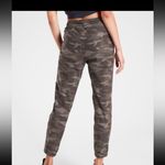 Athleta  camo farallón jogger size 6 Photo 1