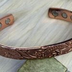 Magnetic copper tone cuff bracelet Photo 1