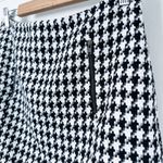 Topshop | Houndstooth Knit Thick Mini Skirt in Black and White Size US 6 Photo 4