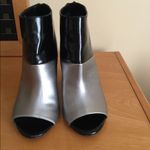 Sam Edelman  silver & black patent peep toe chunky heel shoes Sz 8.5 zipper rear Photo 3